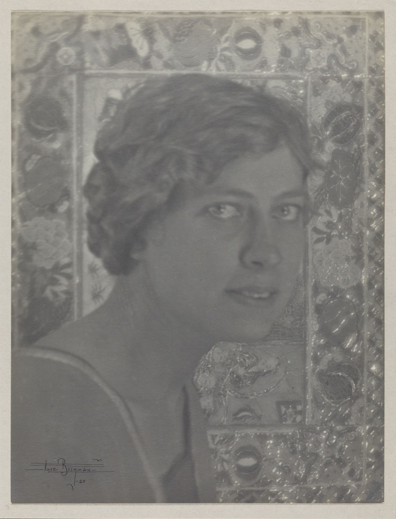 ANNE BRIGMAN (1869–1950) 
安妮-布里格曼(1869-1950)

一位年轻女士的肖像，1920年

图片尺寸：24,1 x 18,4 &hellip;