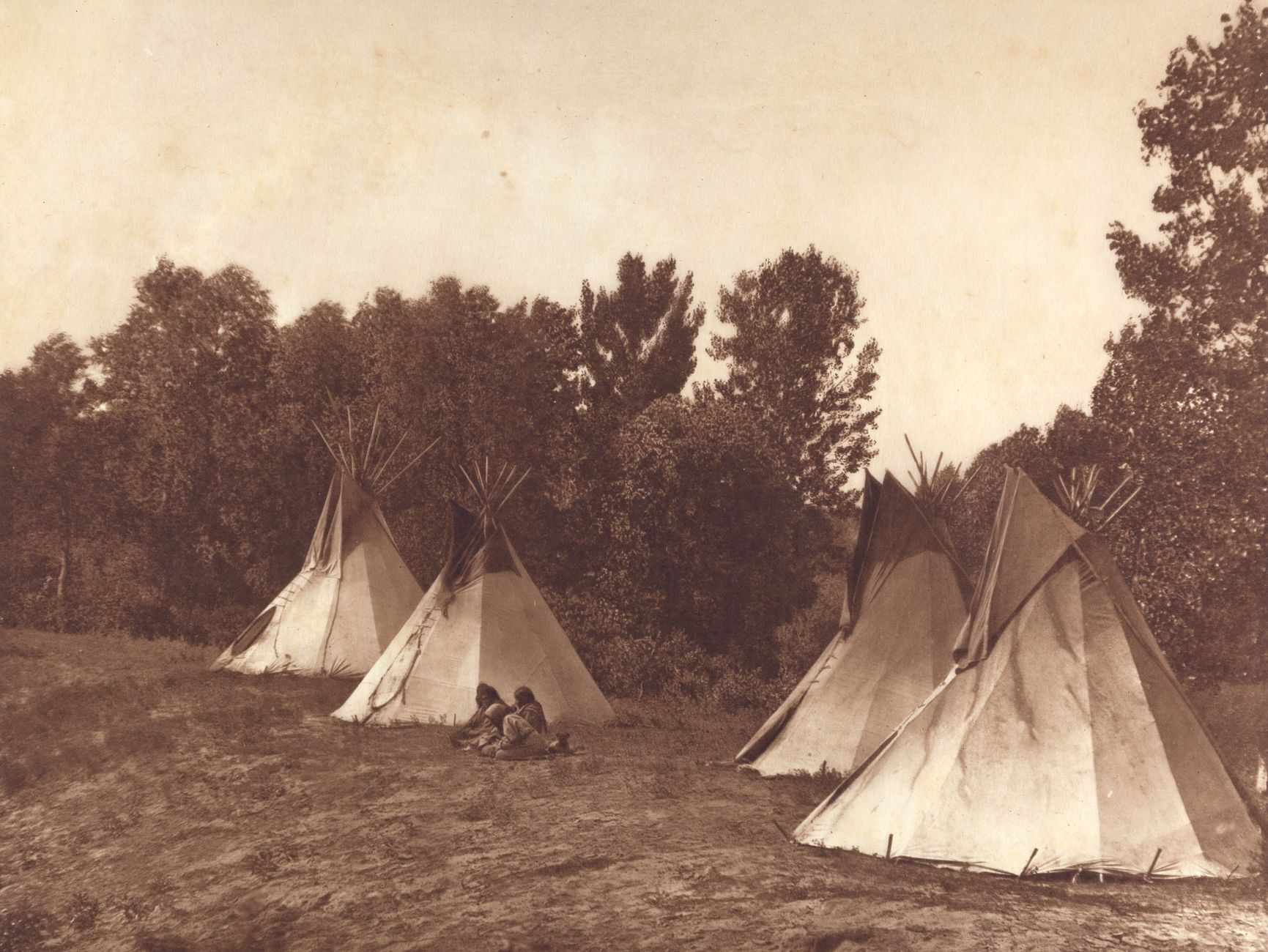 EDWARD S. CURTIS (1868–1952) 
爱德华-S-柯蒂斯 (1868-1952)

一个阿西尼博因人的营地》，来自《北美印第安人》，约19&hellip;