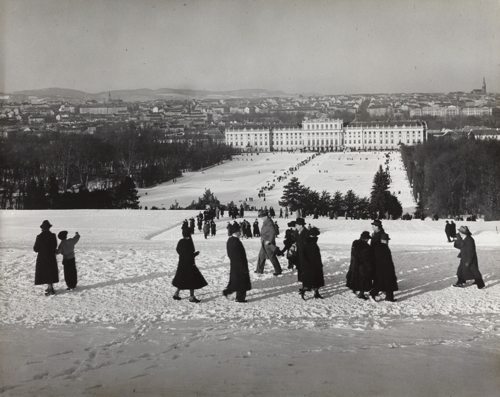 ERNST HAAS (1921–1986) 
恩斯特-哈斯(1921-1986)

舍恩布伦公园向公众开放，维也纳 1946/47

图片尺寸：28 x 35&hellip;