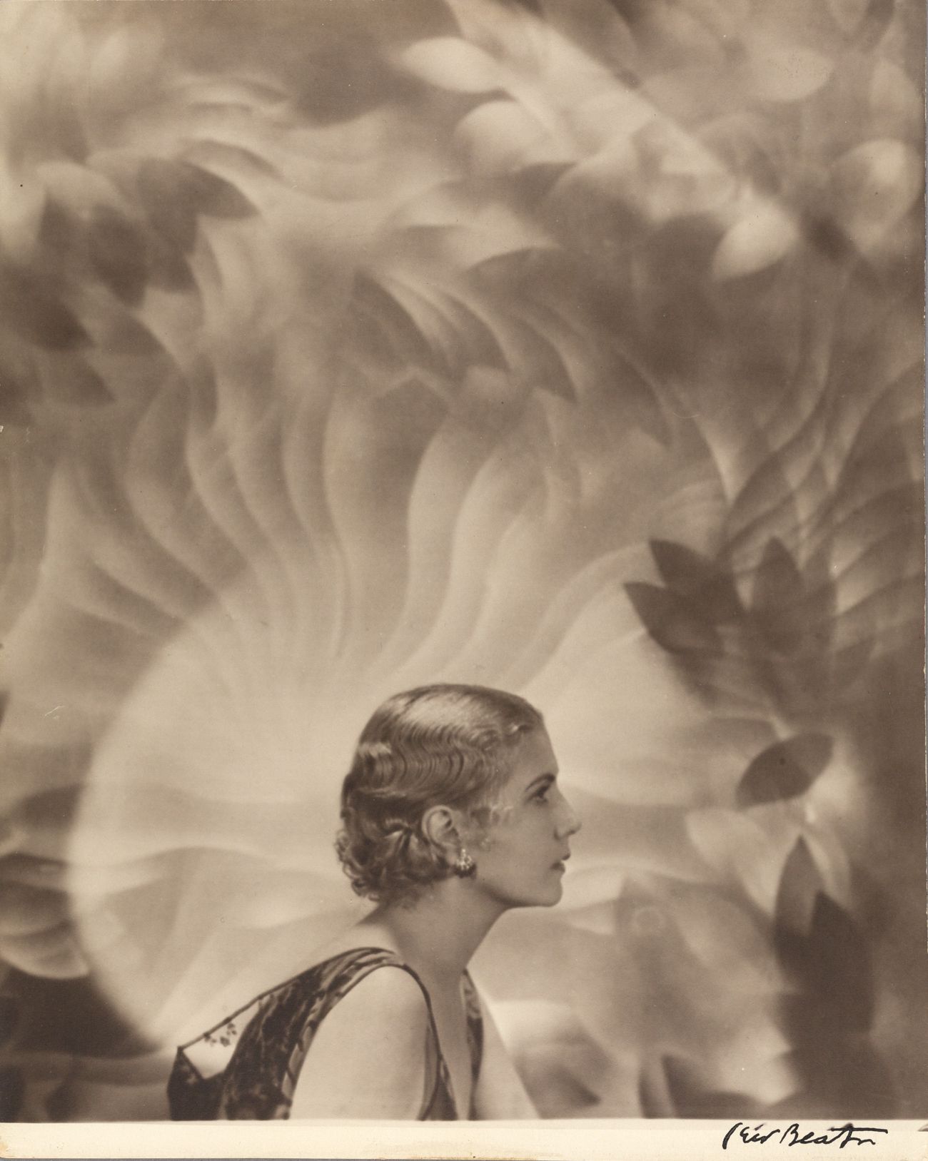 CECIL BEATON (1904–1980) 
CECIL BEATON (1904-1980)

Porträt mit Art-Deco-Hinterg&hellip;