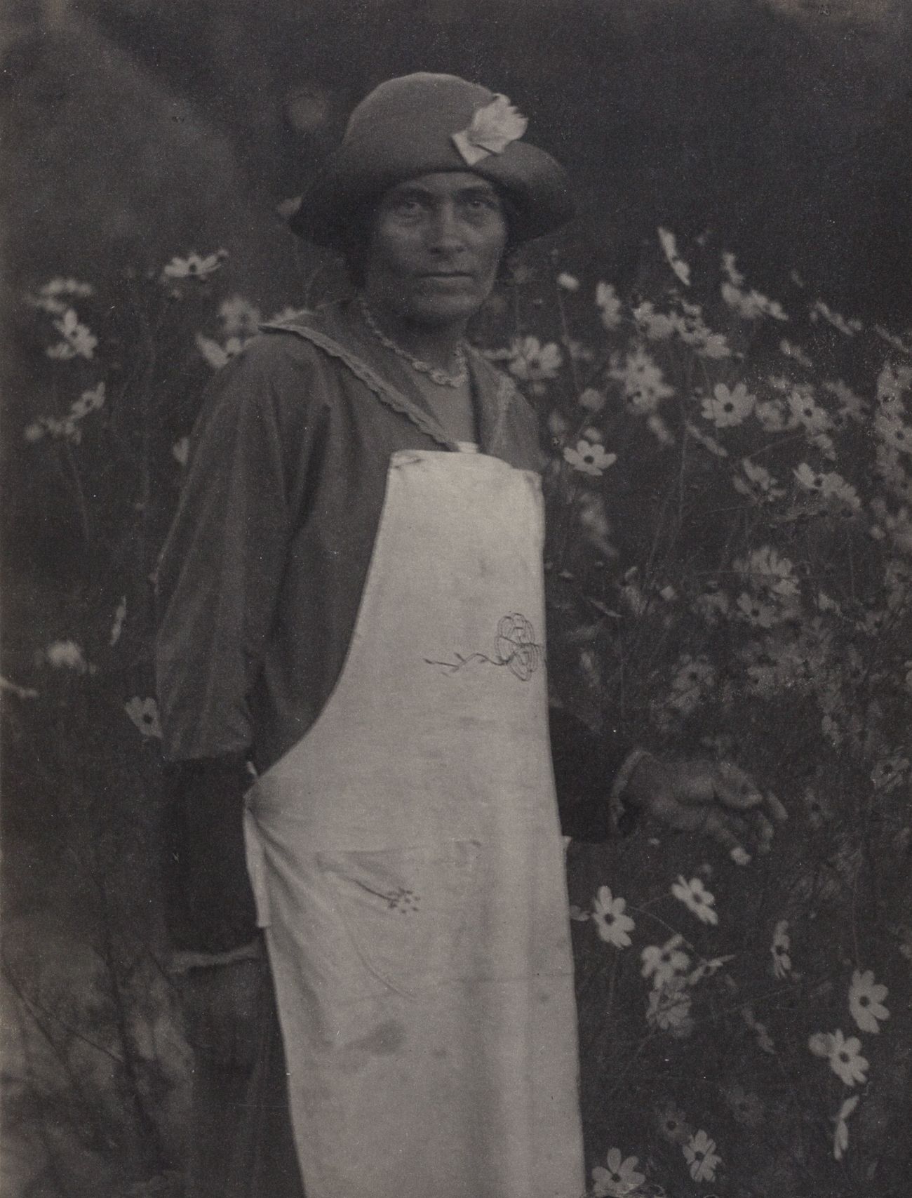 DORIS ULMANN (1882–1934) 
DORIS ULMANN (1882-1934)

Frau im Vorgarten mit Garten&hellip;