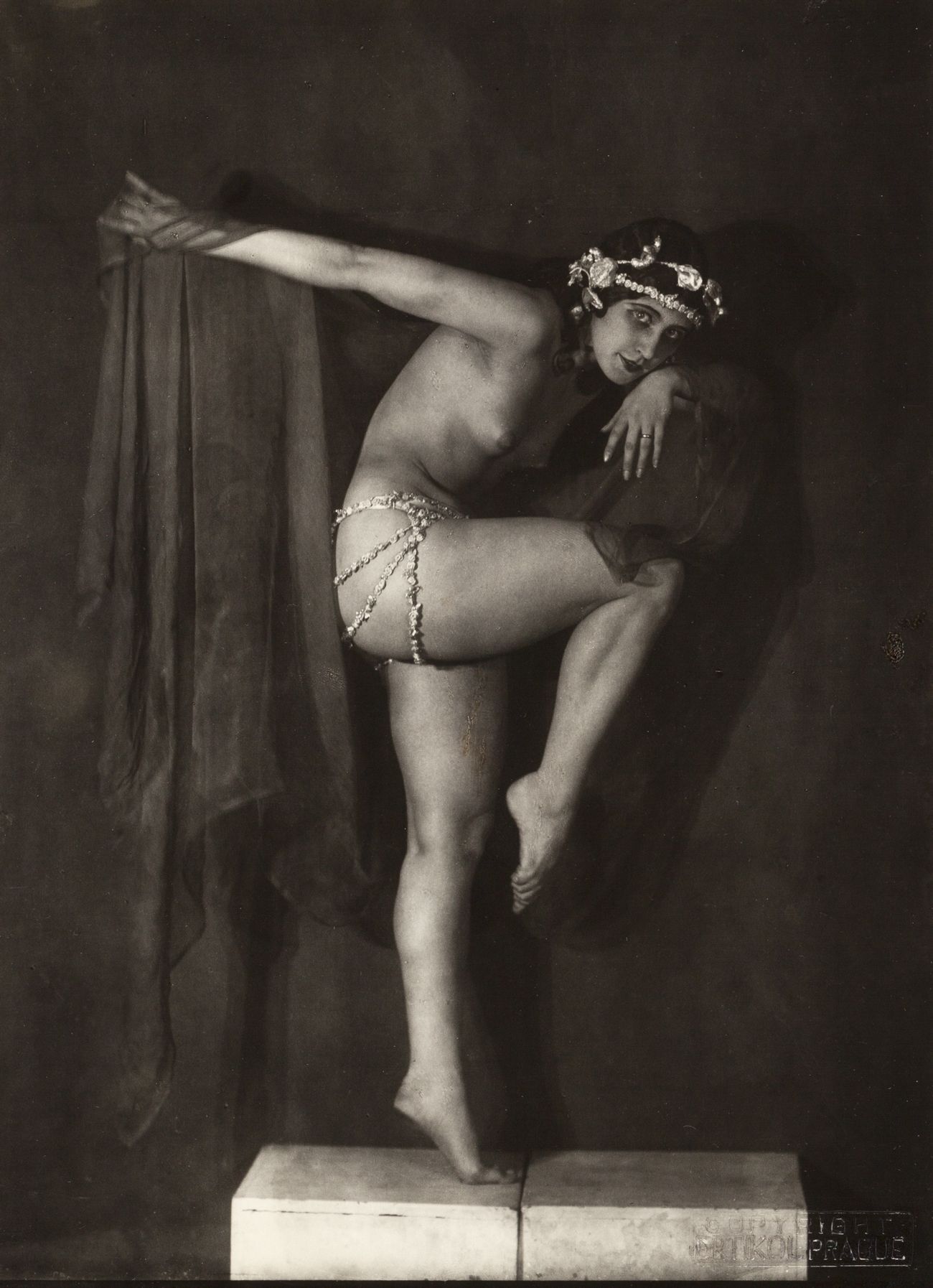 FRANTISEK DRTIKOL (1883–1961) 
弗朗蒂塞克-德里克尔(1883-1961)

裸体舞蹈研究，布拉格约1919年

图片尺寸: 22&hellip;