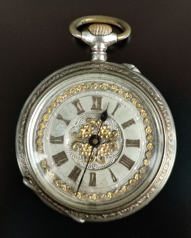 Null Small pocket watch, dial decorated with roman numerals and golden floral el&hellip;