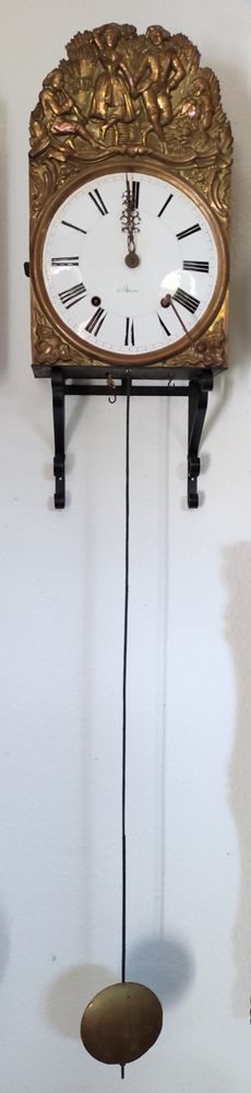 Null 孔泰斯钟/摆钟/勃艮第钟，带罗马数字的珐琅表盘，带所谓 "丰收之舞 "的华丽铜板，约1850年，42x27x14.5厘米，钟上敲击，钟座，折叠摆，砝码&hellip;