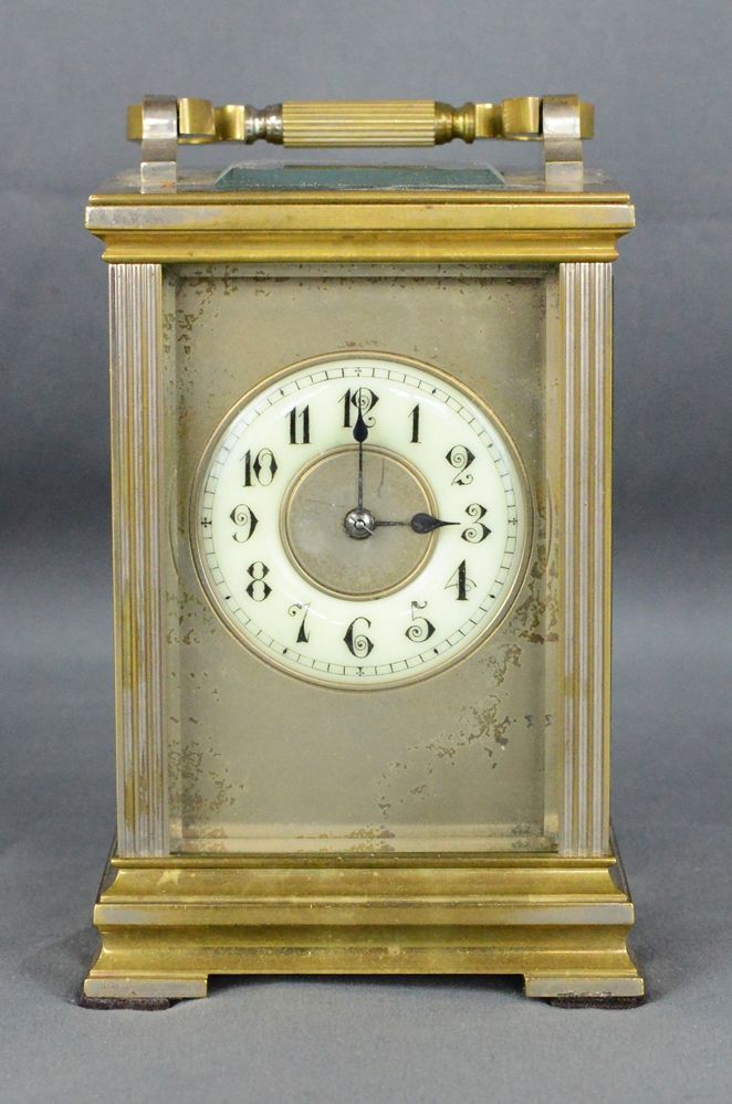 Null Coachman时钟，可能是1900年左右的法国，钥匙上弦，钥匙封闭，粘土弹簧敲击小时，表盘上有阿拉伯数字，玻璃和时钟状况良好，装在原来的皮箱里，时钟&hellip;
