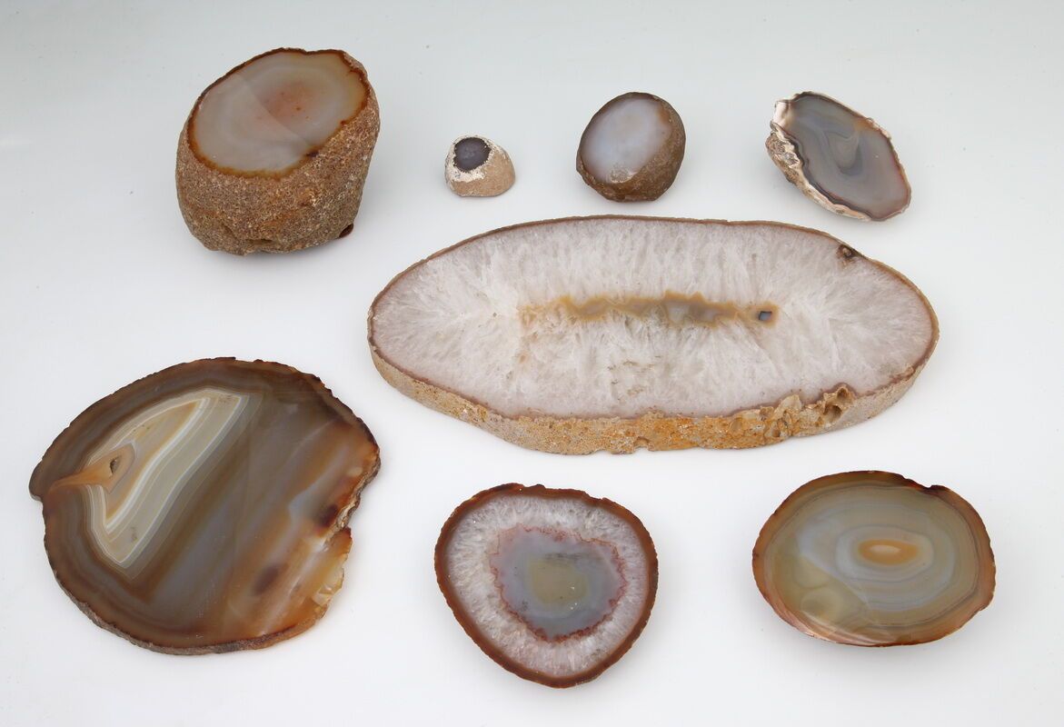 Null Collection of 8 AGATES and various sliced or presented in plate

L. Between&hellip;