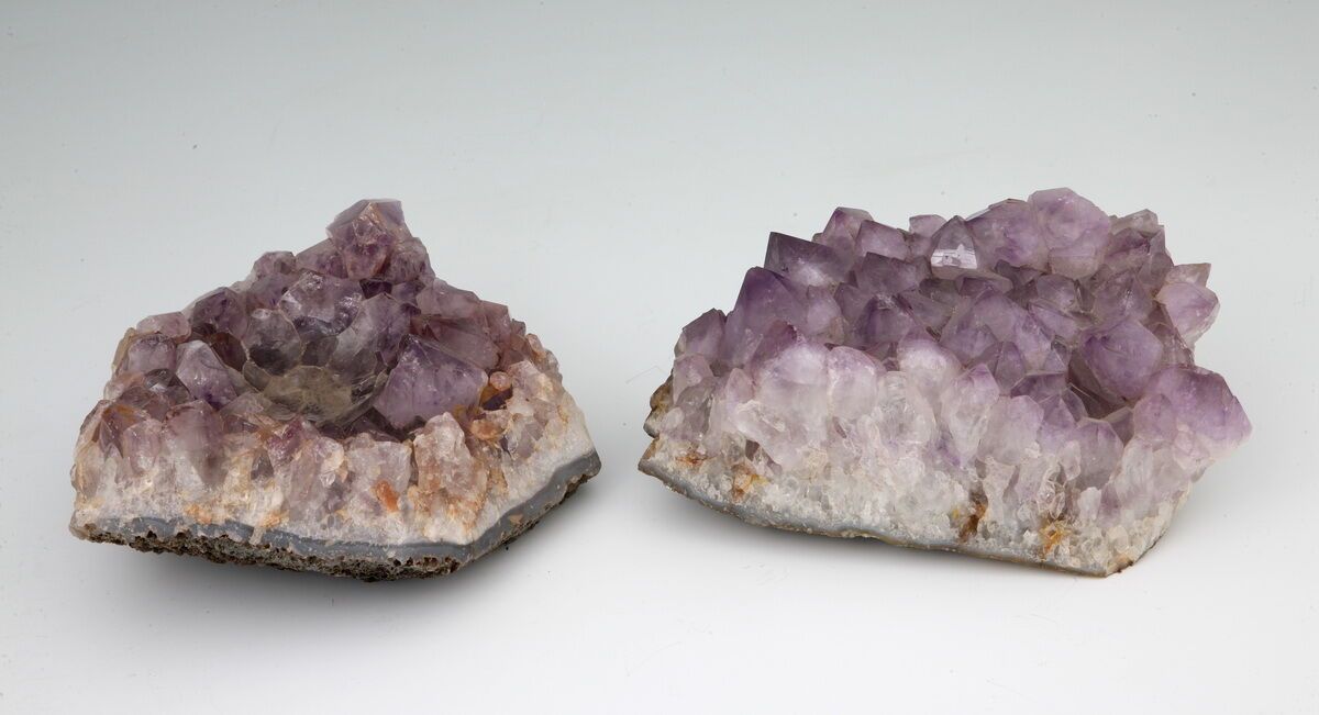 Null 2个紫水晶牌，其中一个已被改造并形成了一个包。

L. 22 cm

H.10和11厘米