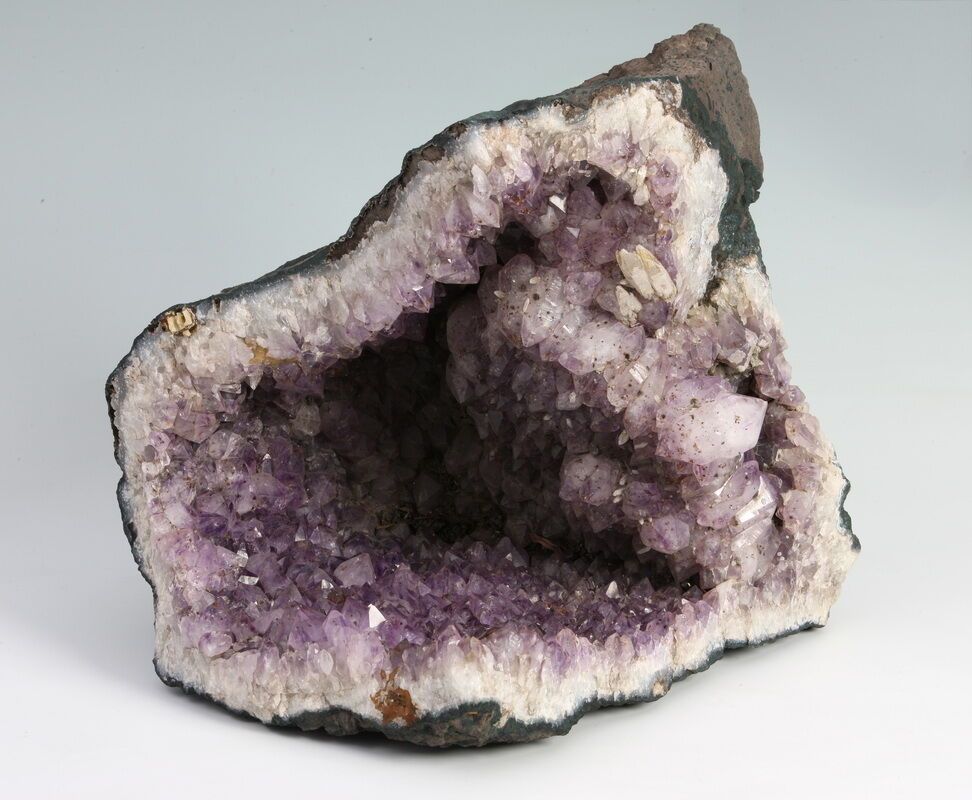 Null 矸石中的GEODE AMETHYSTE

南美洲

30 x 30 x 35厘米

约23公斤



紫水晶象征着力量和智慧。