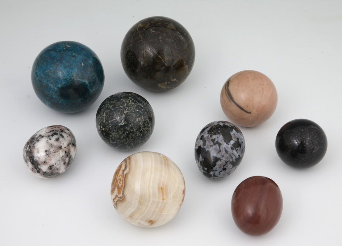 Null Collection of 9 Balls or Eggs in hard stones

D. Between 6 and 9 cm