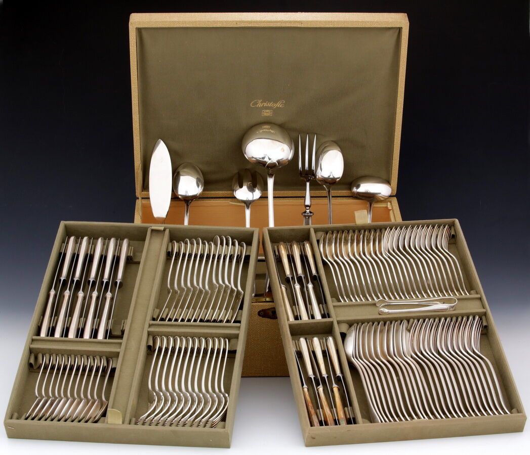 Null CHRISTOFLE, Perle模型

餐具和刀具套装 - 114件

镀银的金属，包括:

- 12把桌叉

- 12个餐勺

- 10把餐刀，不&hellip;