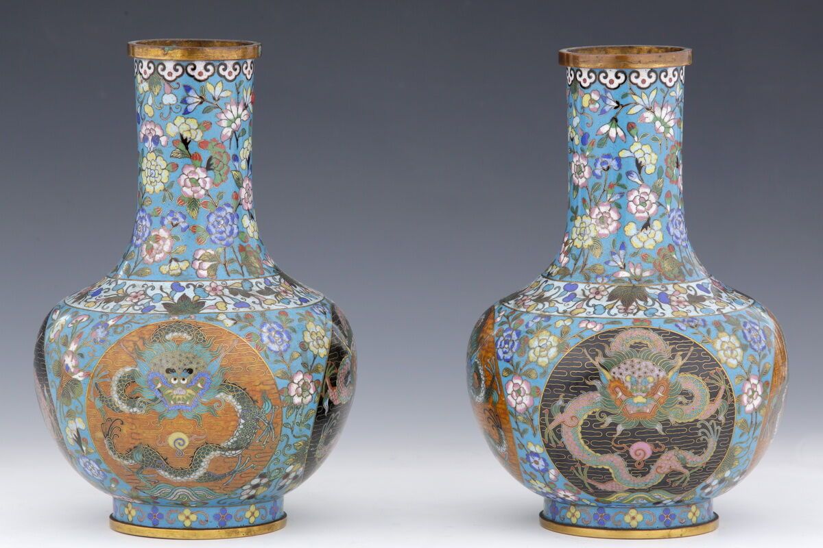 Null Ein Paar balusterförmiger Vasen.

CHINA, 20. Jh.

Aus Kupfer und Cloisonné-&hellip;