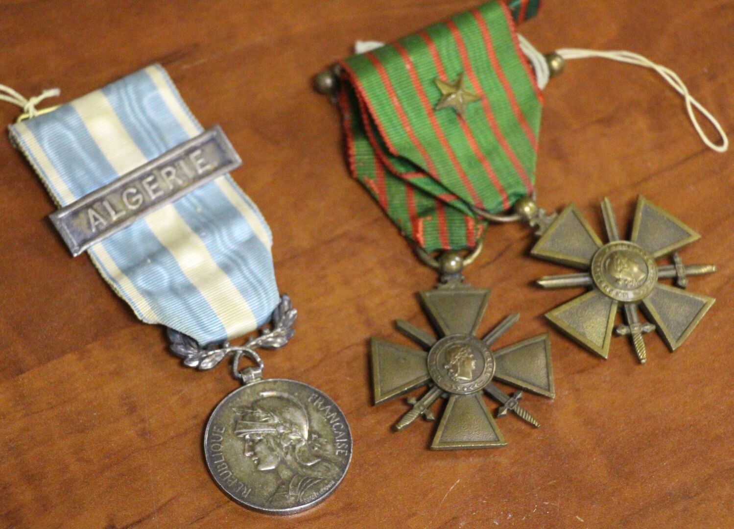 Null Médaille coloniale commémorative

en argent

PB. 21 gr

Avec barrette d'Alg&hellip;