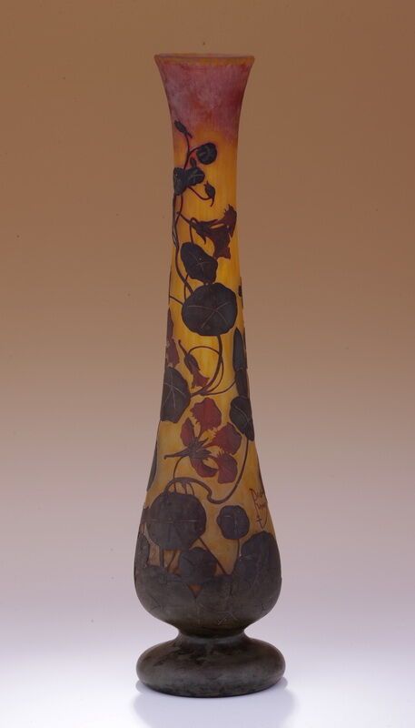 Null DAUM 南希

栏杆花瓶

多层玻璃，黄橙色背景上的酸刻浮雕花纹

签名

H.53,5 cm