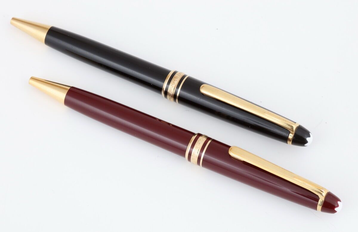Null MONT BLANC
2支圆珠笔STYLOS，Meisterstück型号
金属镀金，黑色树脂或酒红色树脂
L. 13.5 cm