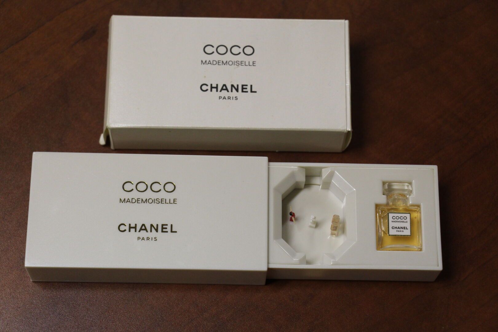 CHANEL - COCO Mademoiselle Miniature perfume jar presented in a music box  (functional) 2,5 x 11 x 5,5 cm