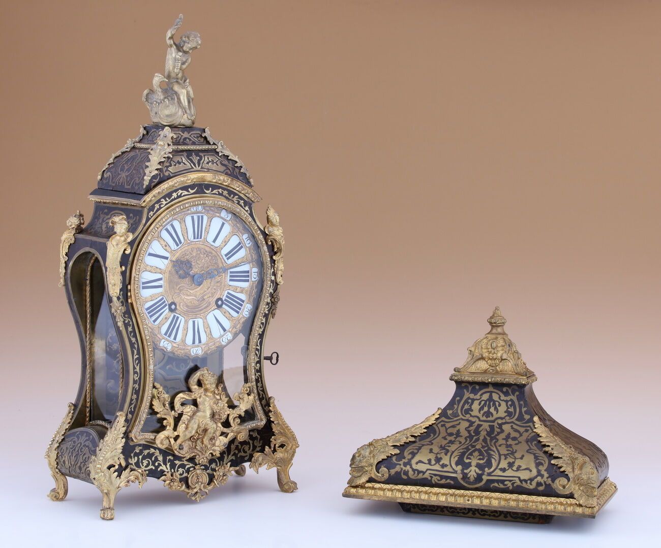 Null 违规的卡特尔和它的灯座
18世纪
玳瑁和铜制的带叶子装饰的Marquèterie BOULLE的作品
饰有鎏金铜器，如espagnolettes，一个&hellip;
