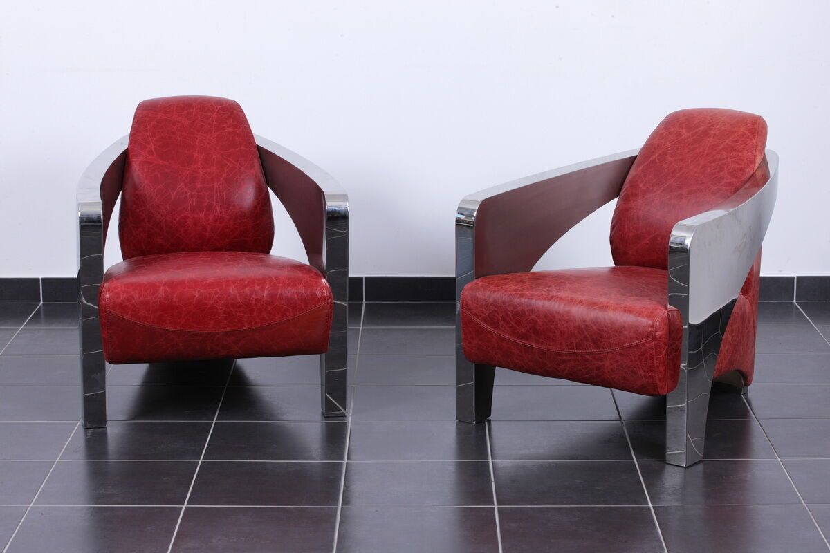 Null 一对扶手椅
装饰艺术风格，现代
酒红色皮革和镀铬金属
73 x 65 x 86厘米