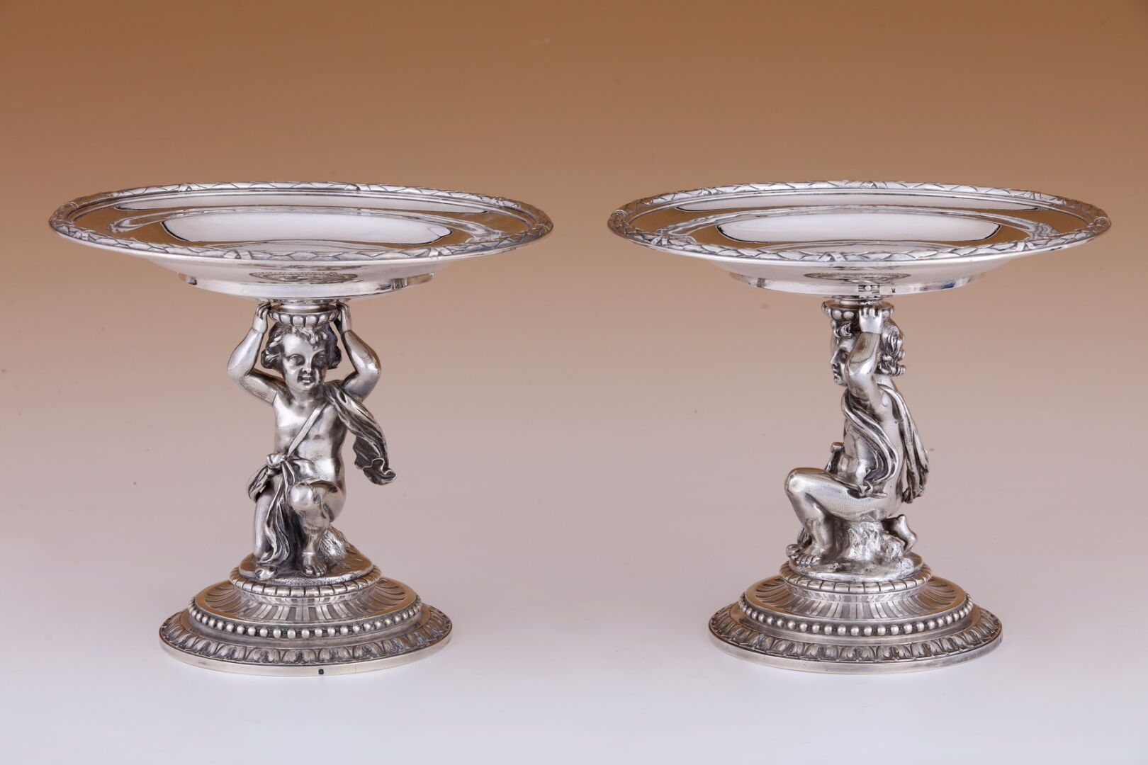 Null Pair of standing COUPES
Late 19th Century
in Minerve 950° silver
Hollow rou&hellip;