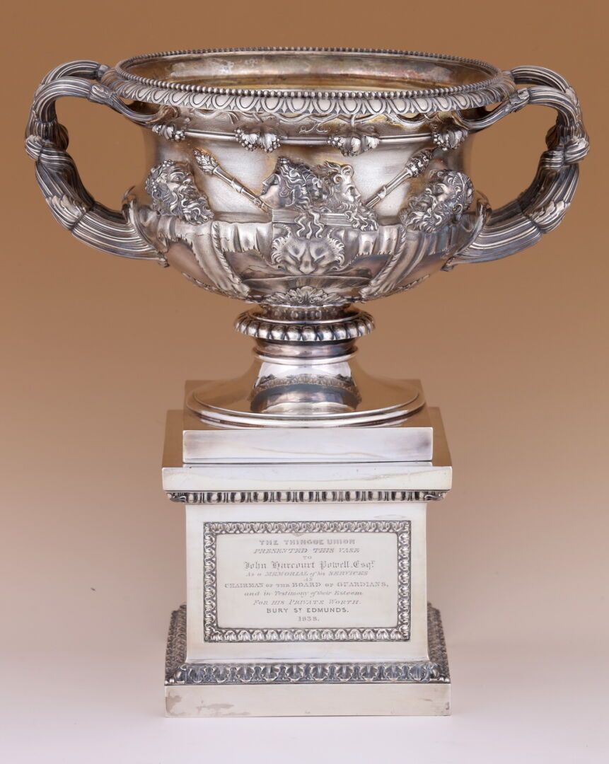 Null 重要的沃里克花瓶
英国，19世纪上半叶
925°银
底部刻有纹章和献词："Thingoe联盟将此花瓶赠予John Harcourt Powell
作为&hellip;