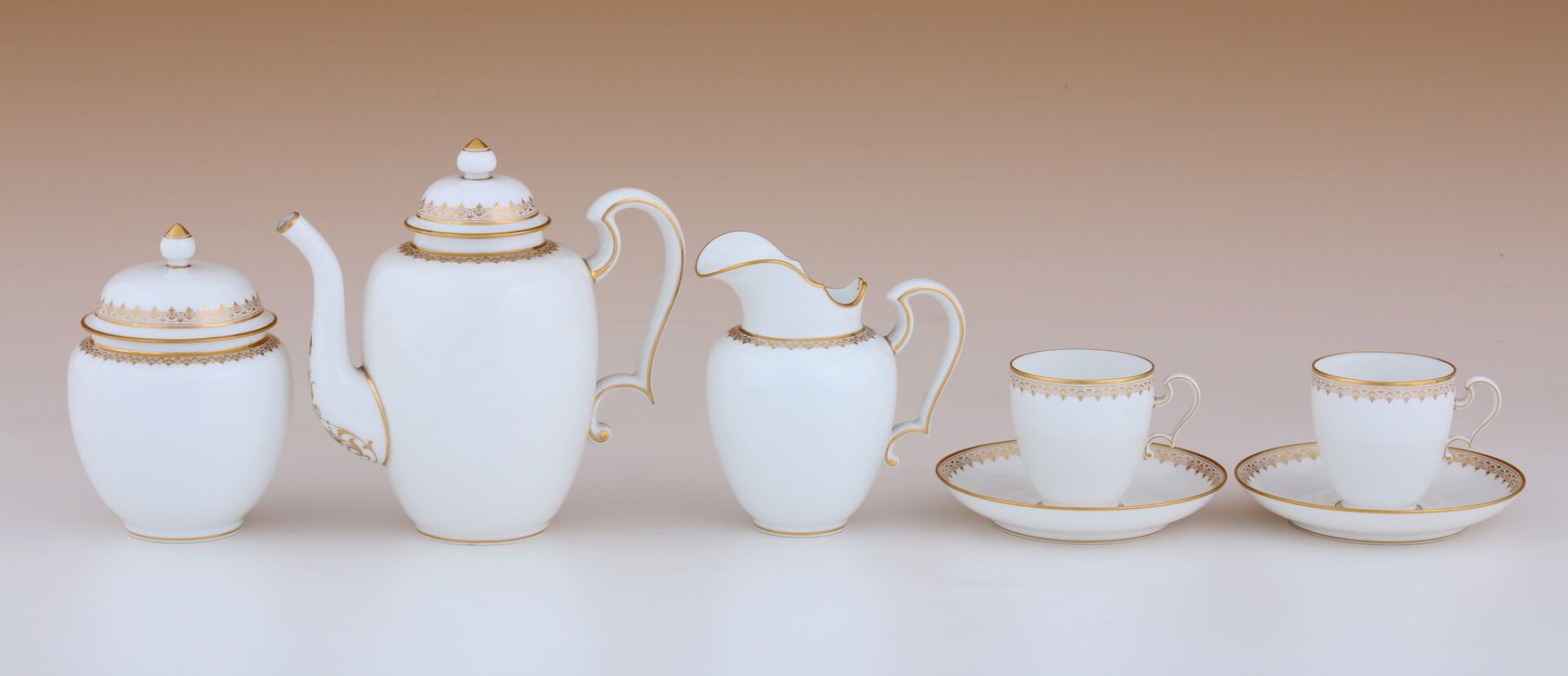 Null SEVRES 制造
头对头咖啡具 - 十九世纪下半叶
白瓷镀金装饰
包括 ：
- 咖啡壶（高 17.5 厘米）
- 有盖糖碗
- 牛奶壶
- 一对杯碟&hellip;