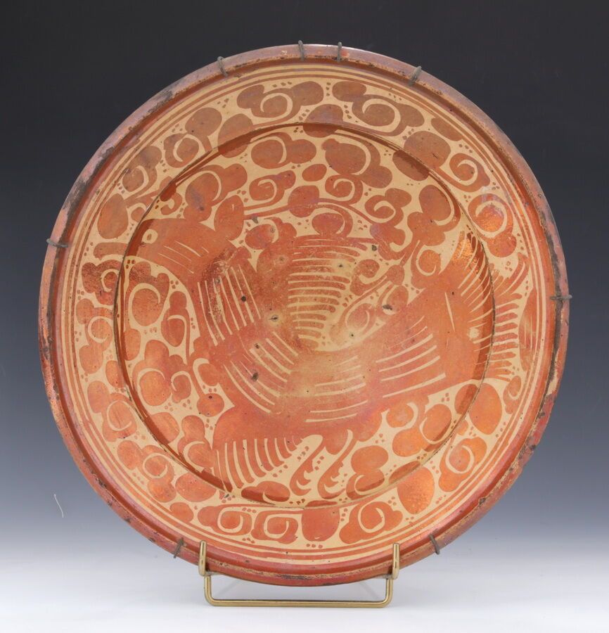 Null 空心盘
西班牙，17/18 世纪
带有金属光泽的陶瓷
装饰有一只鸟
长 36 厘米
（磨损）