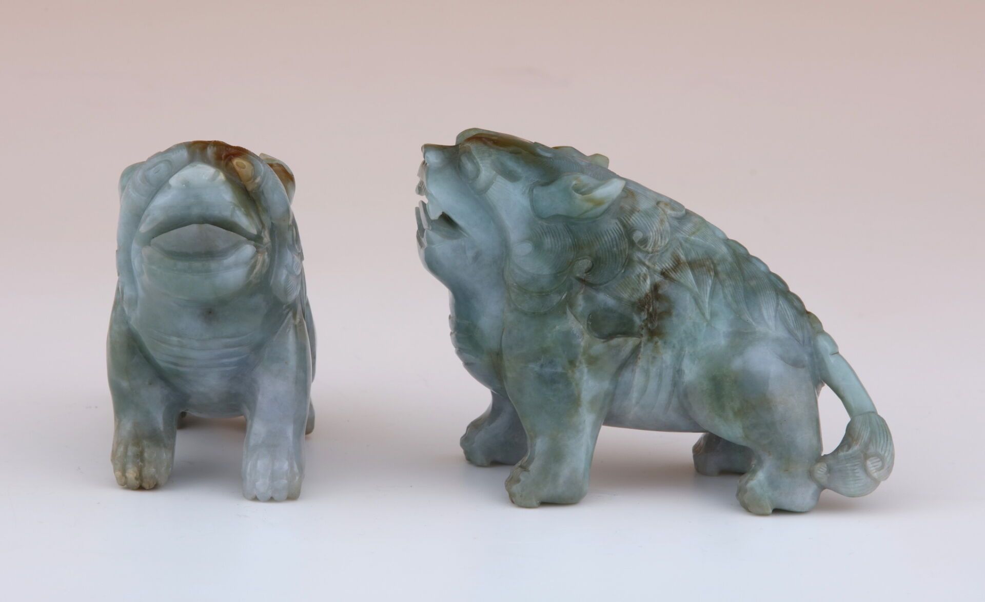 Null CHINA, 20. Jahrhundert
Paar Fô-Hunde
aus rostgeädertem Jadeit geschnitzt.
H&hellip;