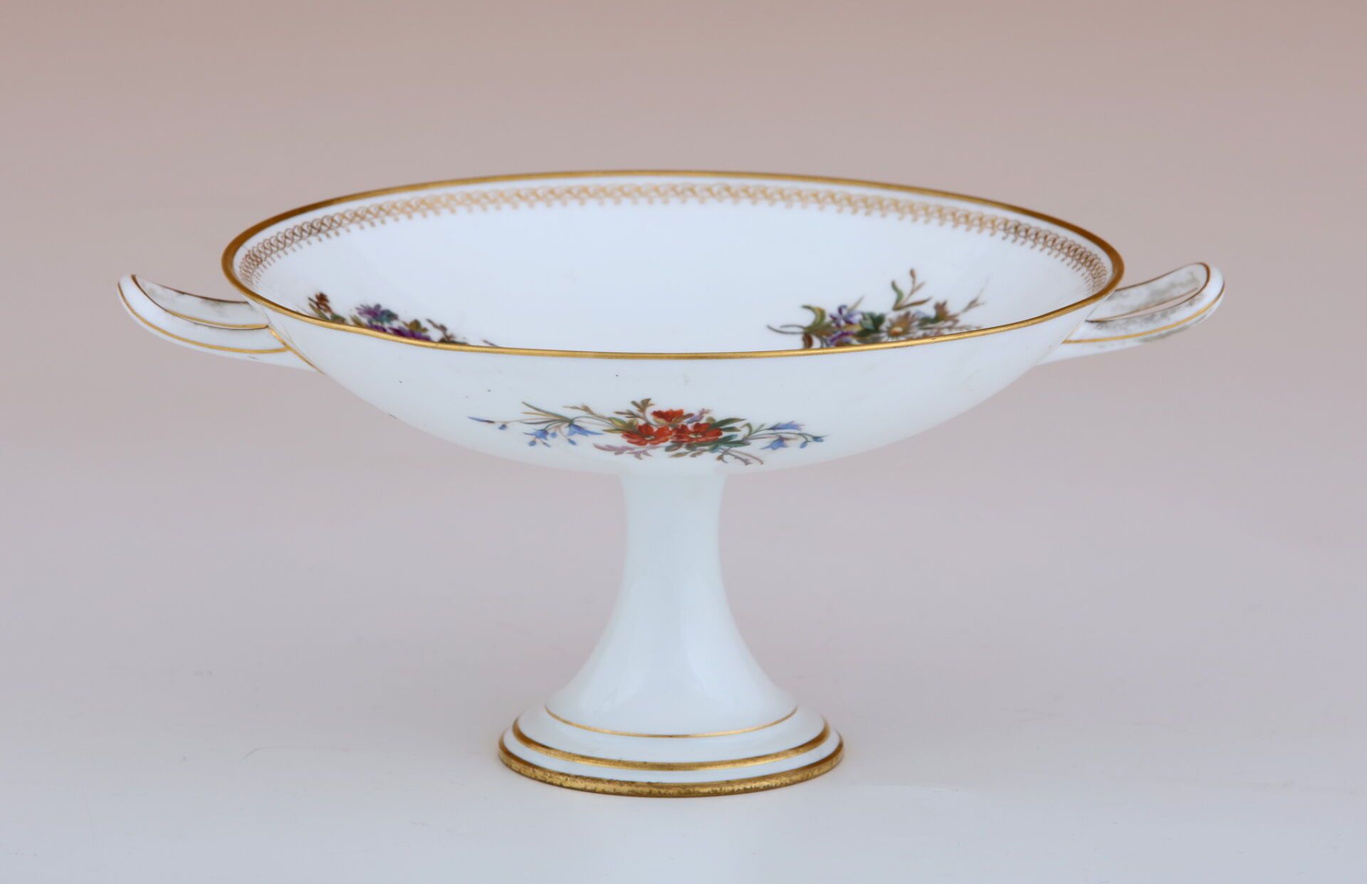Null SEVRES 制造
脚踏碗
十九世纪下半叶
瓷质，饰以多色花卉和镀金鱼片
重复使用标记
H.10 厘米 - 17 厘米
(轻微变形）