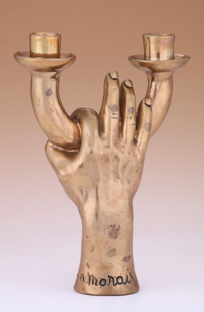Null 让-马里斯（1913-1998）
镀金青铜双灯烛台
镀金青铜
描绘一只右手支撑着灯
签名
H.30 厘米