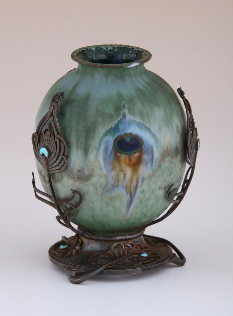 Null 阿尔方斯-拉马雷（1837-1922）--皮利武伊和保罗-吕歇家族
新艺术花瓶
瓷胎珐琅彩，银质镶嵌
有签名和 1899 年的日期
H.11.5 厘米&hellip;