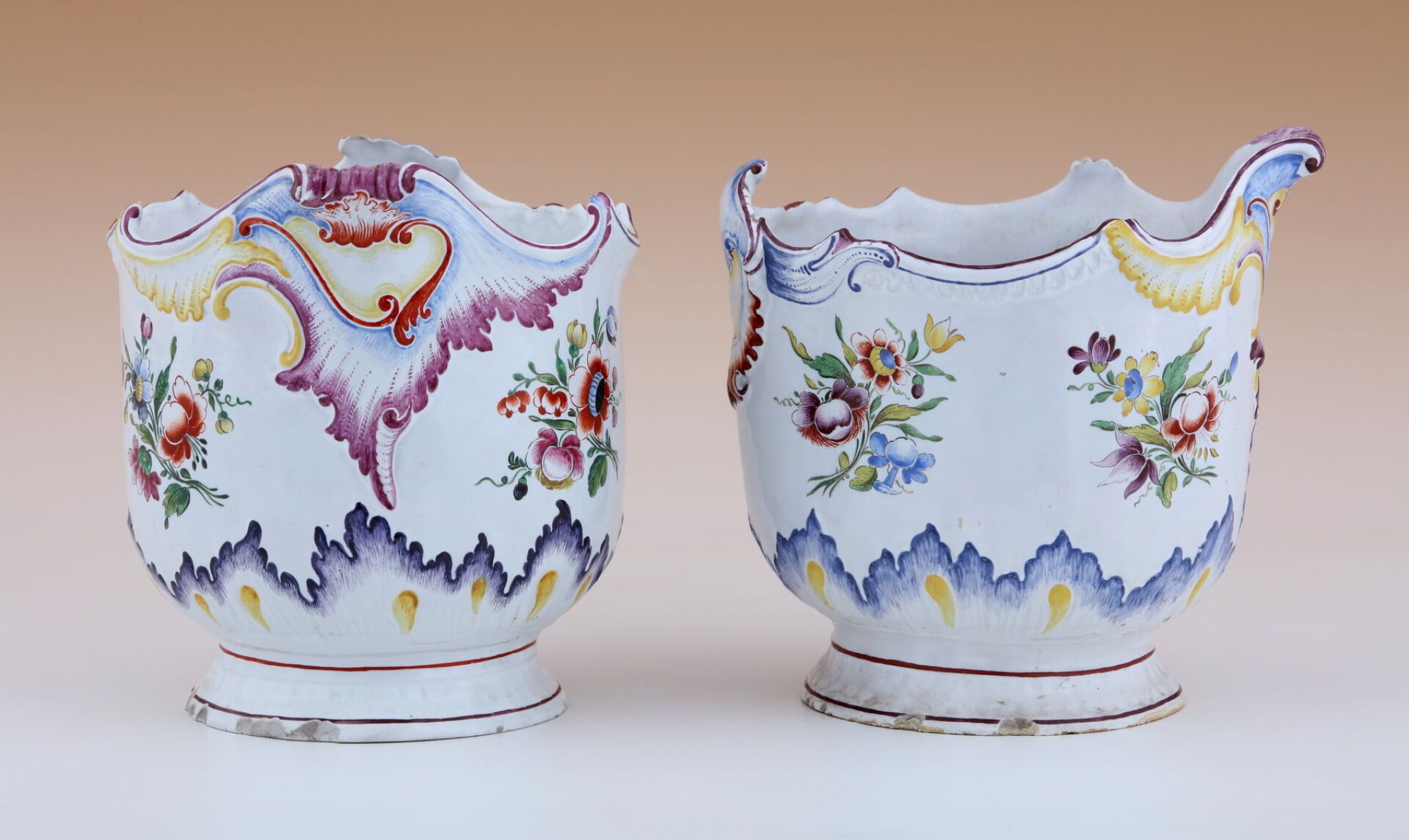 Null 一对咖啡壶
18 世纪风格 - 19 世纪时期
多色陶器，饰有罗卡耶和花束
H.20 厘米
(高 20 厘米）