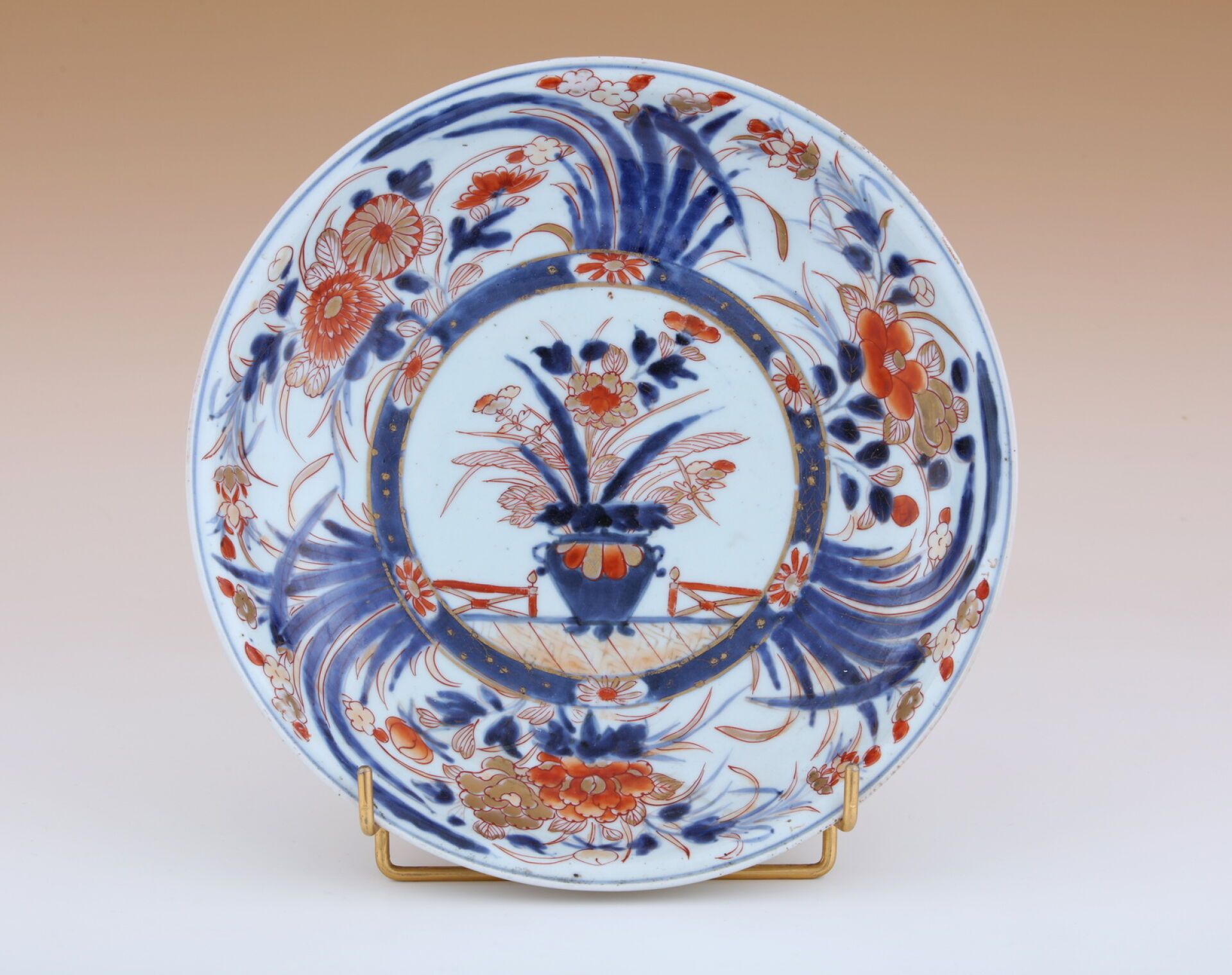Null JAPAN, Öfen von Arita, 18. Jahrhundert
RUNDE PLATTE
aus glasiertem Porzella&hellip;