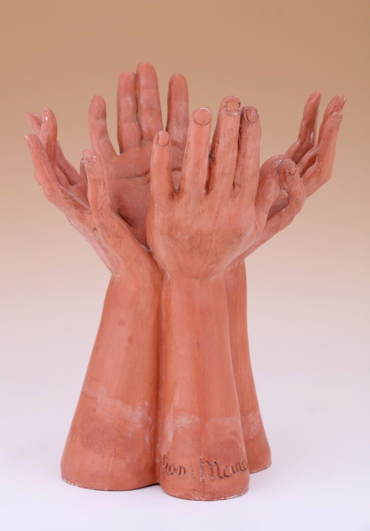 Null 让-马里斯（1913-1998）
四只手 "花瓶
红色陶瓷
签名
H.33 厘米