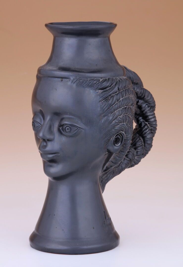 Null 让-马拉维斯（1913-1998）
梳辫子的女人头像" 图片
黑色光泽陶瓷，已签约
H.34 厘米