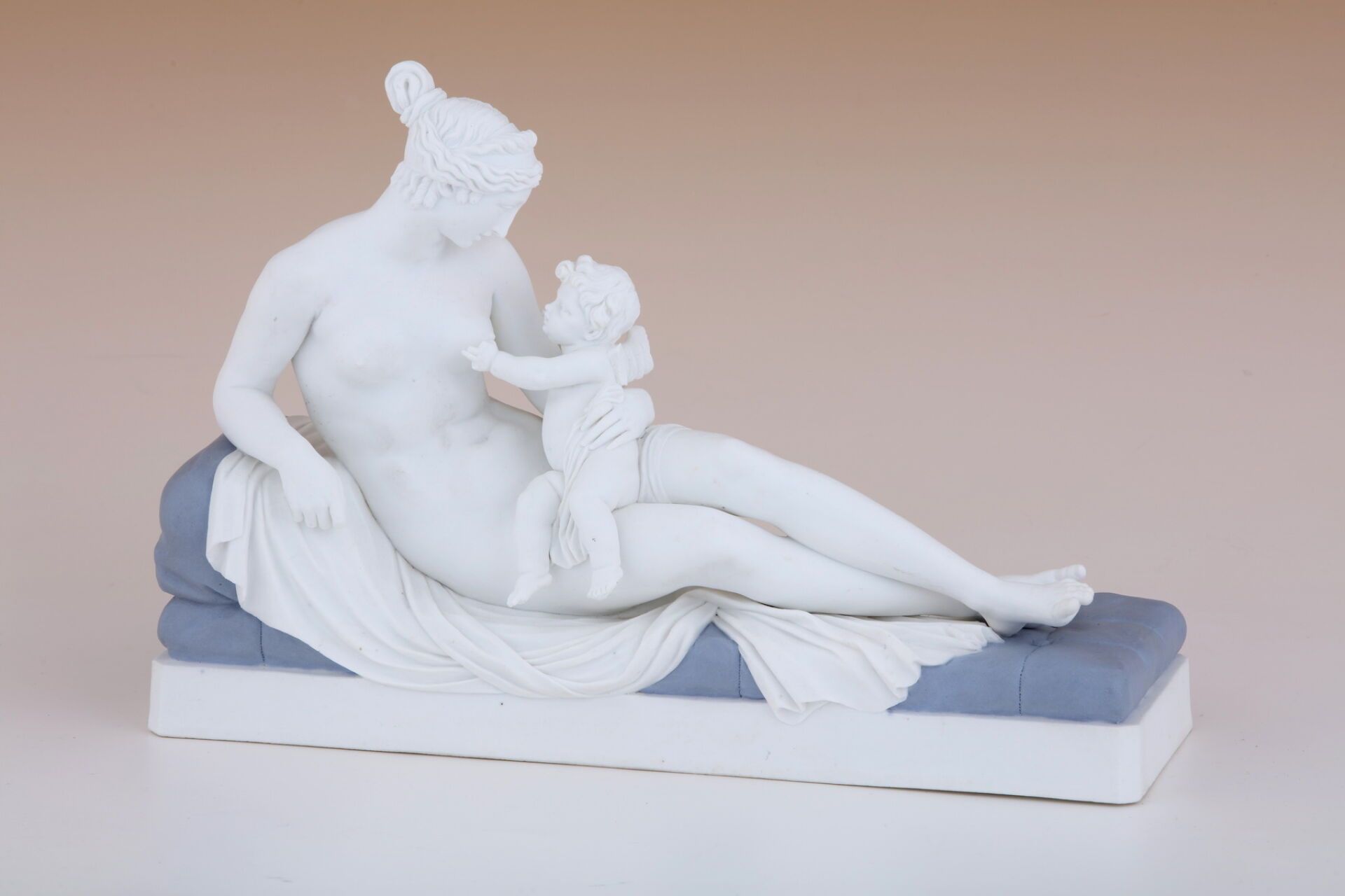 Null 表现躺着的维纳斯和丘比特的雕塑
新古典主义风格，19 世纪
白色和蓝色双色
无标记
24 x 36 x 11 厘米
(事故和缺失的丘比特：翅膀、5 根&hellip;
