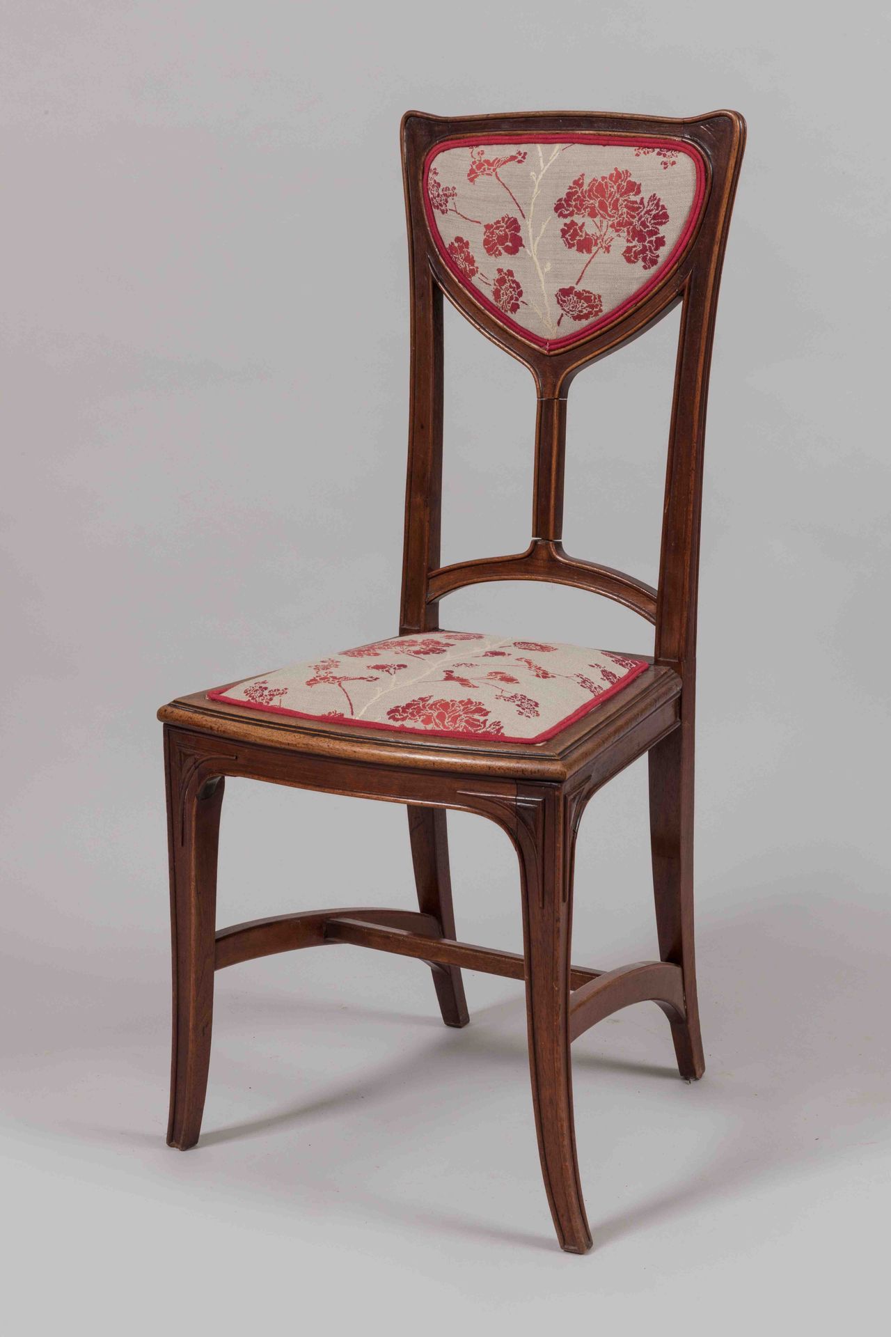 Null 一把桃花心木模制的护花板靠背椅，前腿有机芯，后腿有剑和H形支架。

英国艺术和手工艺作品。

高度：98厘米。宽度：42厘米。深度：40厘米。