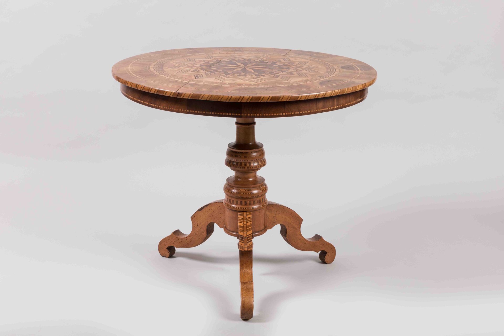 Null GUERIDON of round shape in moulded walnut richly inlaid with a star and fri&hellip;