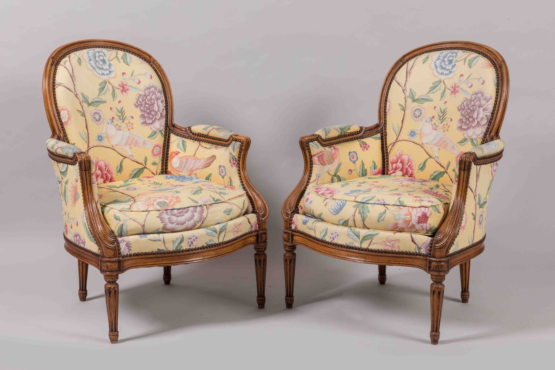 Null Paar Hirtenstühle aus Formholz mit Medaillonrücken und konischen und kannel&hellip;