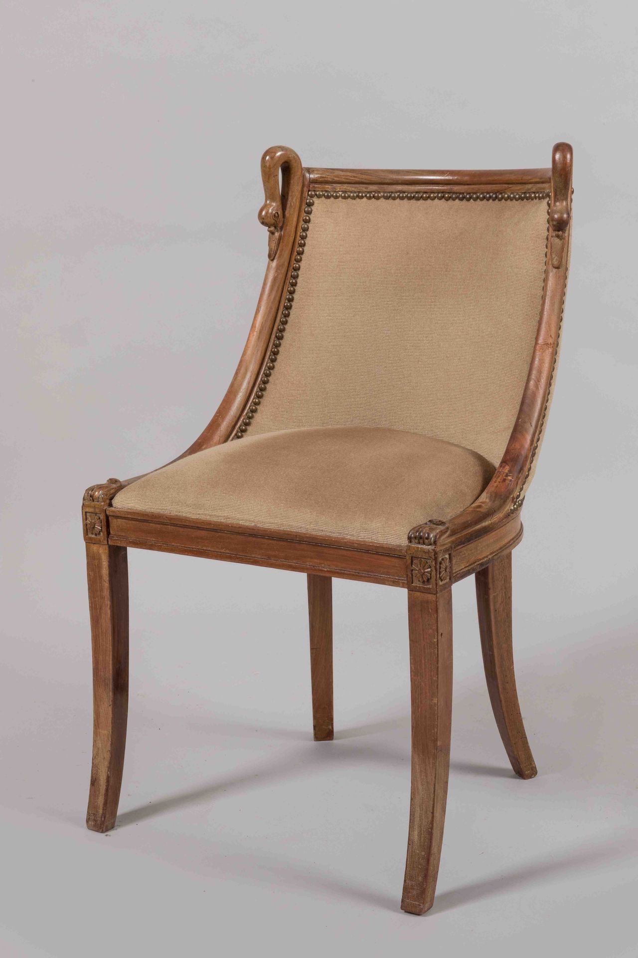 Null 天鹅颈模塑和雕刻的贡多拉椅，靠在四个马刀脚上。

帝国风格。

米色内饰

高度：78厘米。宽度：49厘米。深度：37厘米。(穿)。