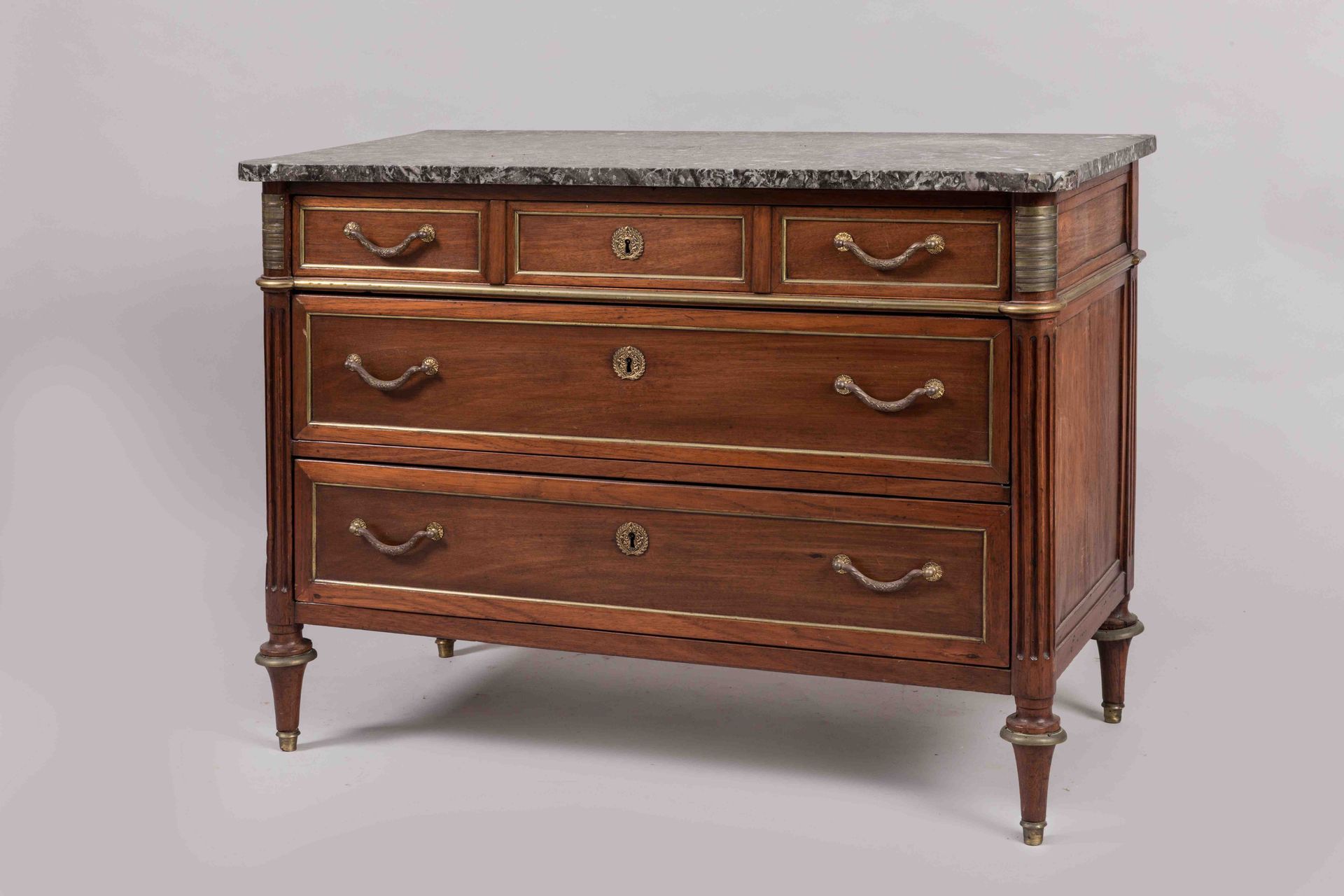 Null Rectangular mahogany and mahogany veneer chest of drawers opening with thre&hellip;