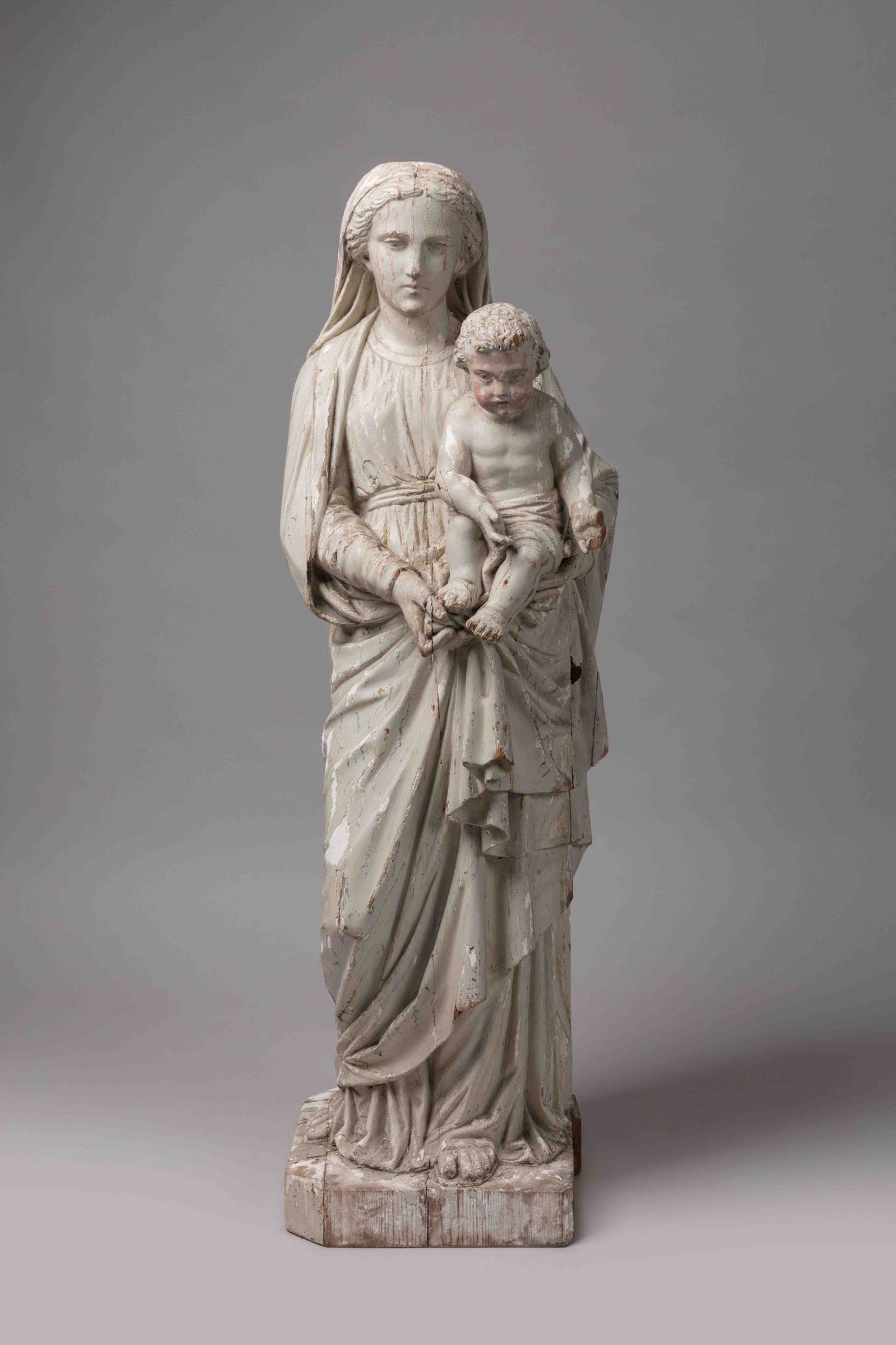Null 18世纪的法国学校。

雕刻和白色重漆树脂木的圣母与孩子。圣母玛利亚身披大披风，将坐在她左臂上的儿童耶稣呈现出来。粗糙的背部。多色性的痕迹

高度：9&hellip;