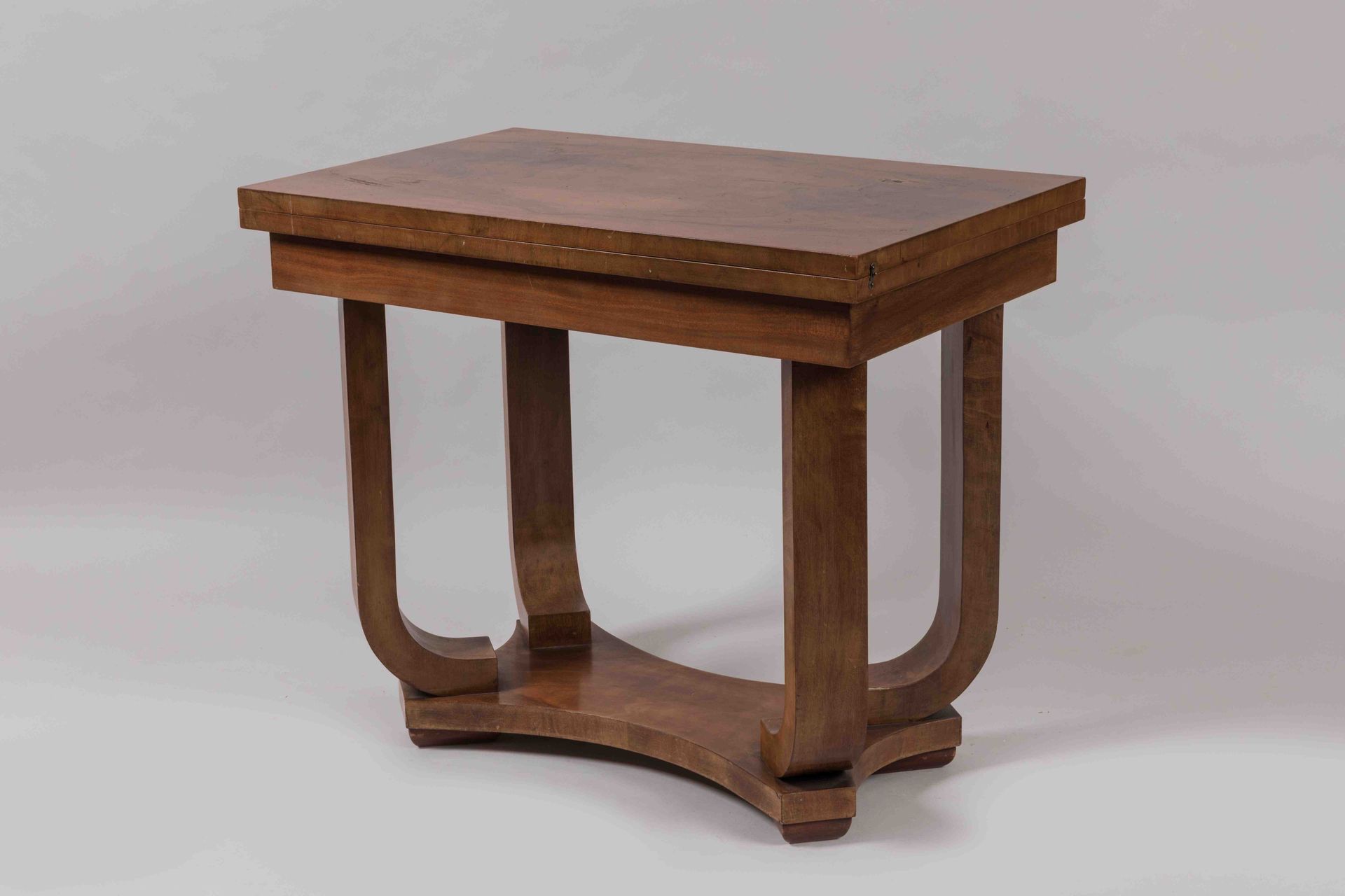 Null 长方形胡桃木饰面的中间PORTFOLIO桌。它位于四个弯曲的控制台腿上，由一个裆部的架子连接，形成一个基座。

装饰艺术时期。

高度：70厘米。宽度&hellip;