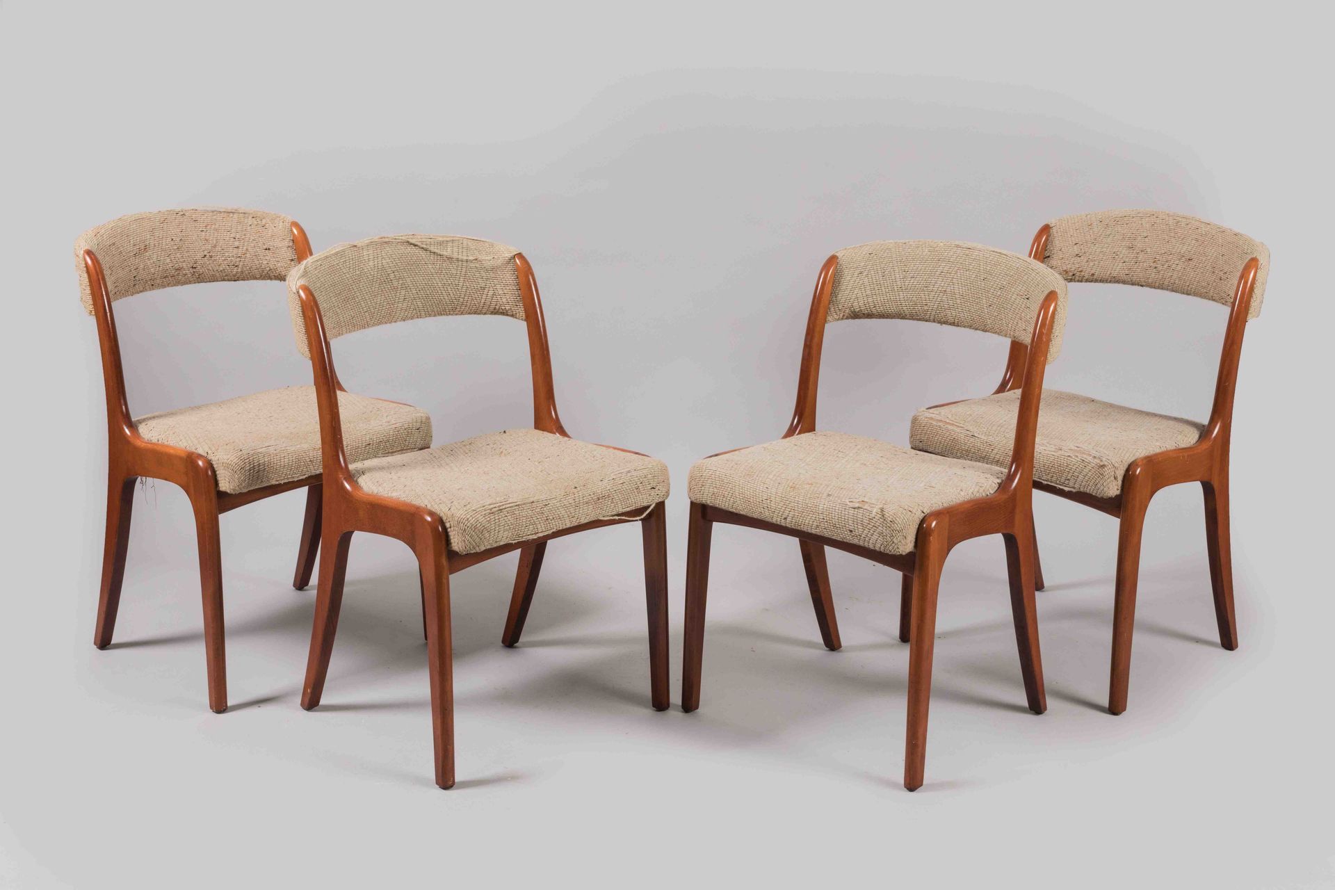 Null BAUMANN.一套四把彩色山毛榉木椅，环绕式椅背。他们用四条腿站立，后腿呈马刀状。煮熟的羊毛的内饰（事故）。

1970's.

高度：81厘米。宽&hellip;