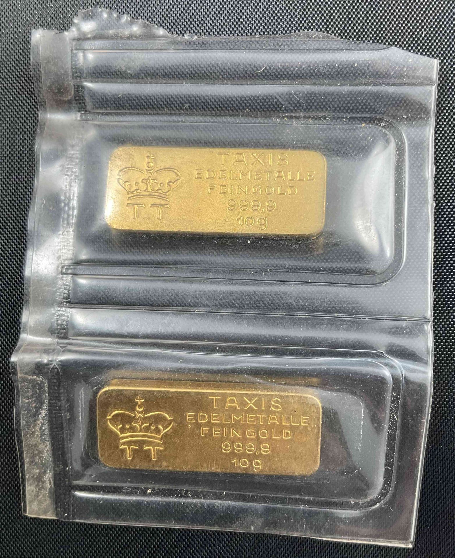 Null 
ZWEI Gold-LINGOTINS (999,9 Tausendstel), 10g. Taxis Edelmetalle.

Gesamtge&hellip;