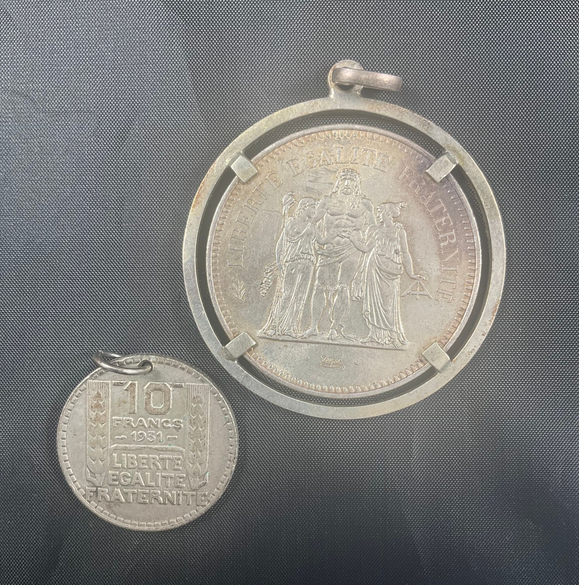 Null 
DOS COLGANTES decorados con una MONEDA de plata :

- 50F tipo Hércules, 19&hellip;