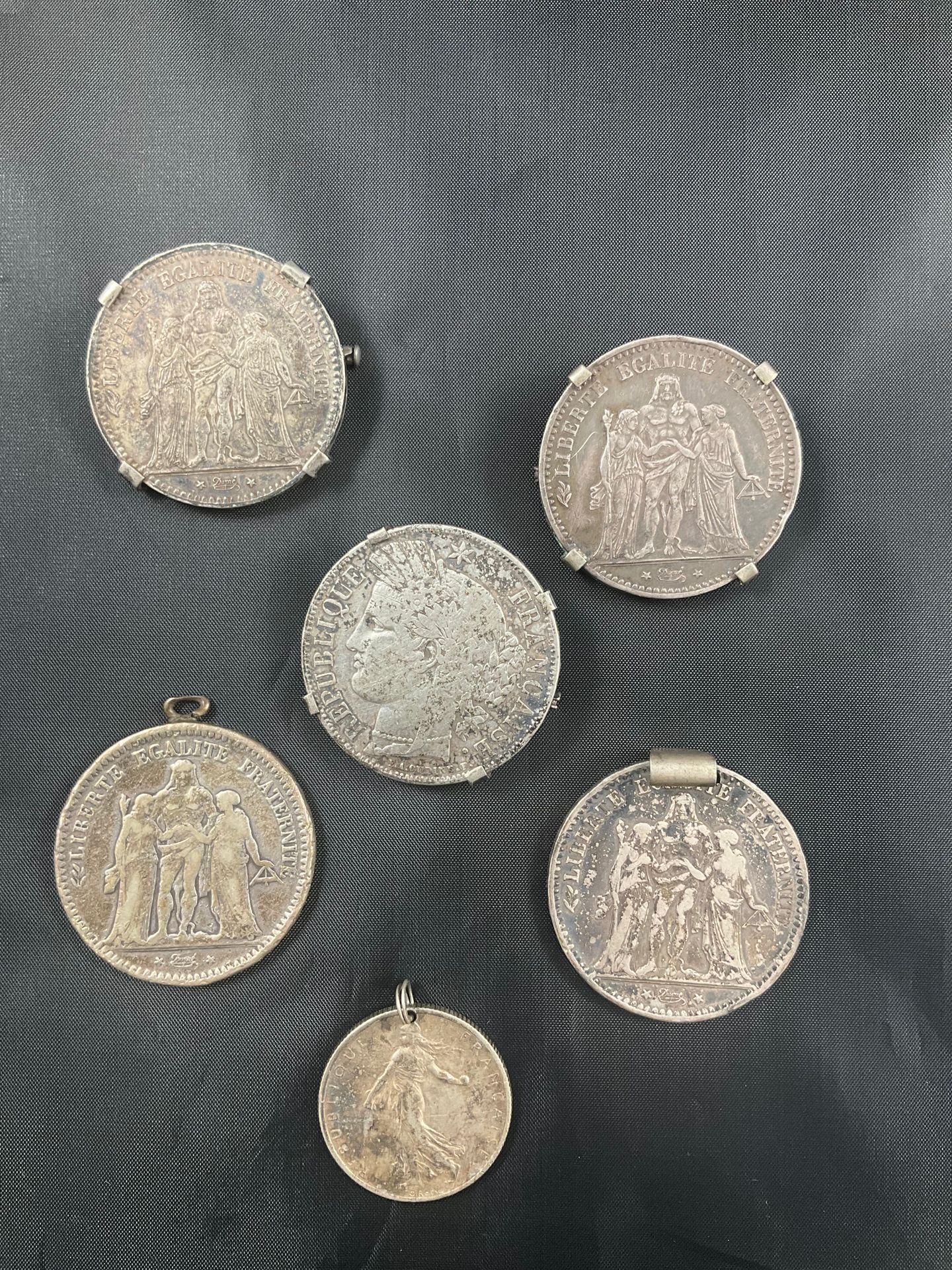 Null 
七件饰有银色CURRENCIES的珠宝首饰的重聚：三件徽章（5F Ceres 1850；5F Hercules 1875和1876）和四件吊坠（50&hellip;