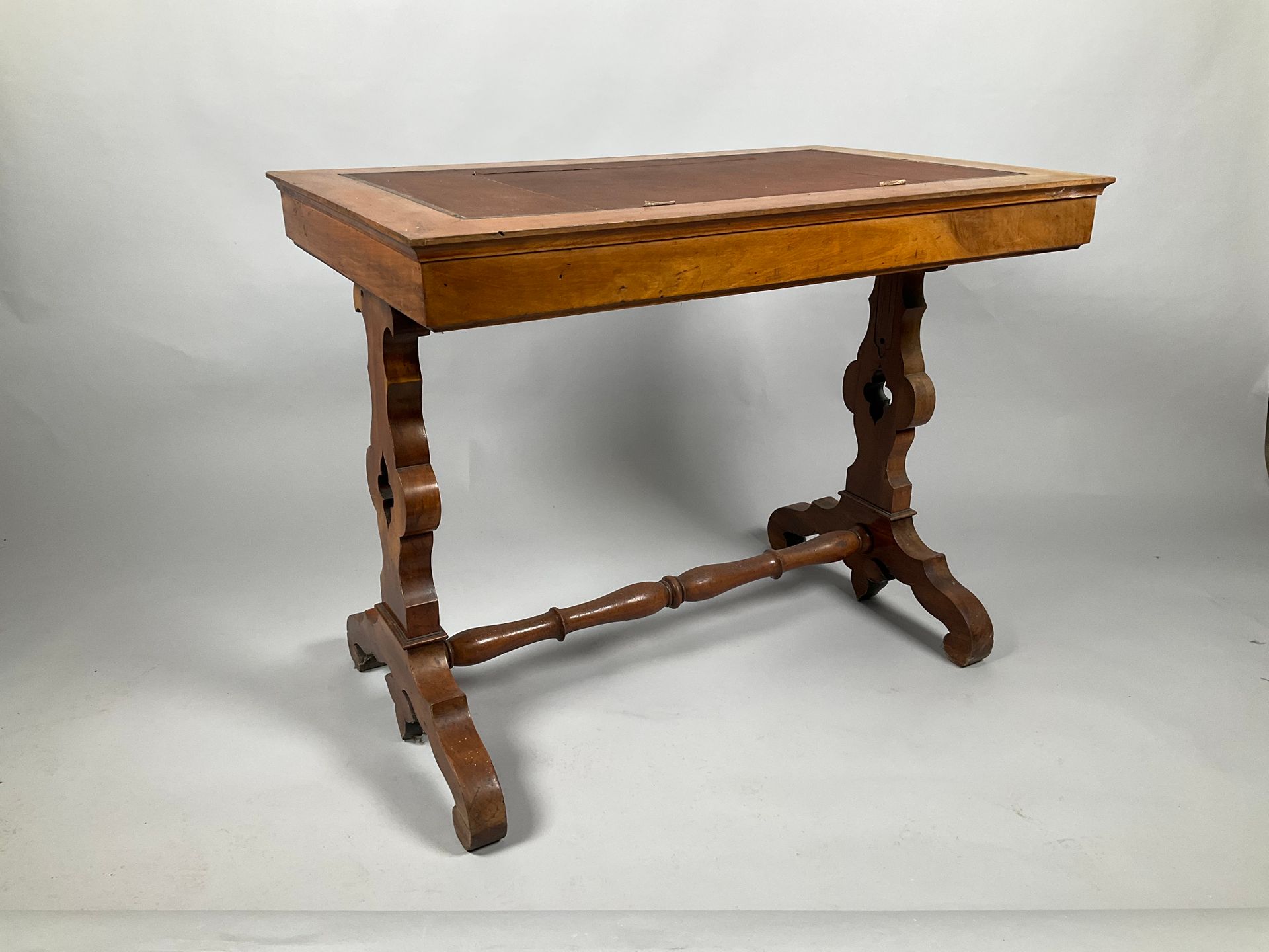 Null Pequeña mesa de lectura en madera de nogal y cerezo.
Se abre con un atril y&hellip;