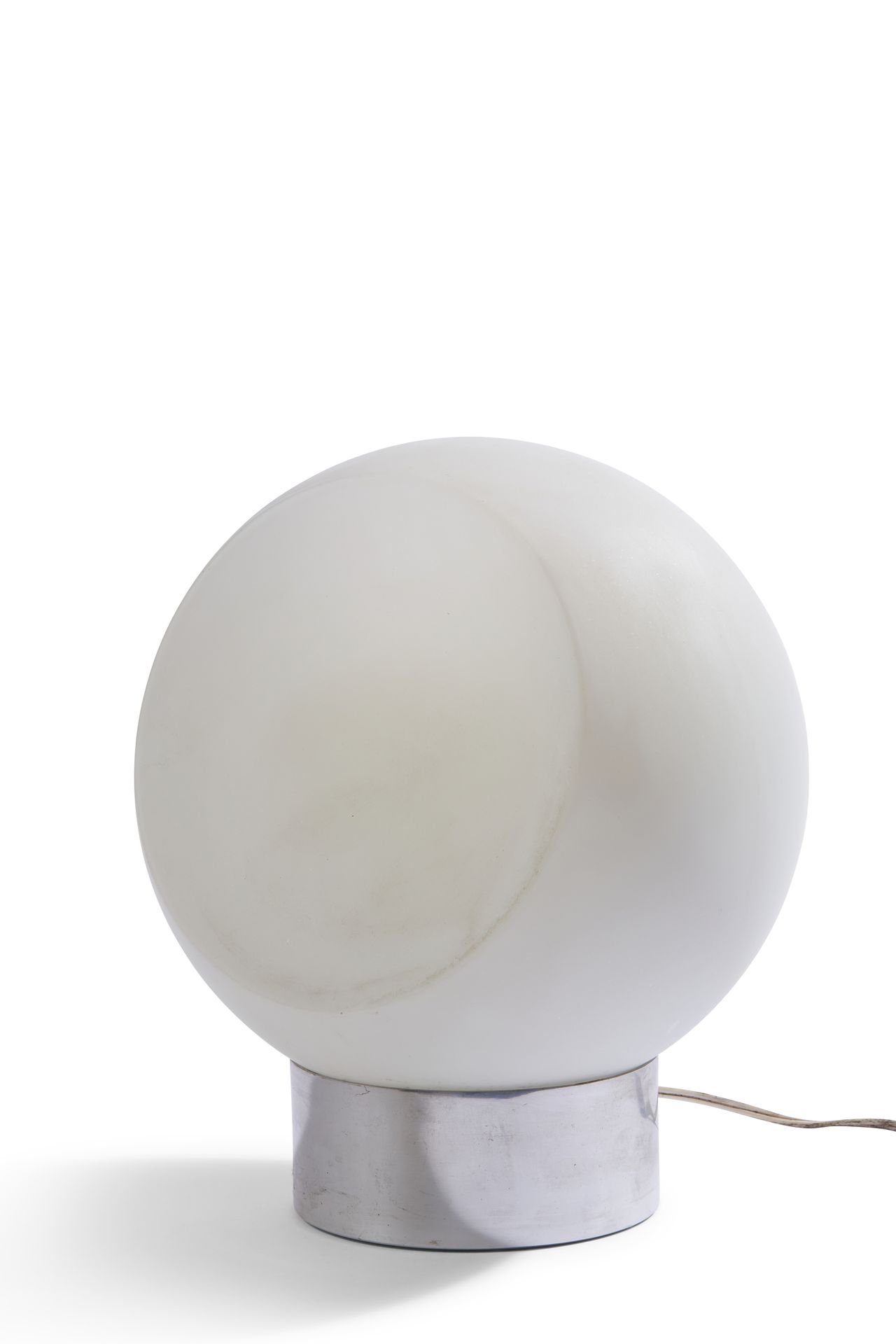 Null 当代作品


双凹面乳白色玻璃球灯，置于圆形拉丝铝制底座上。


H.29厘米