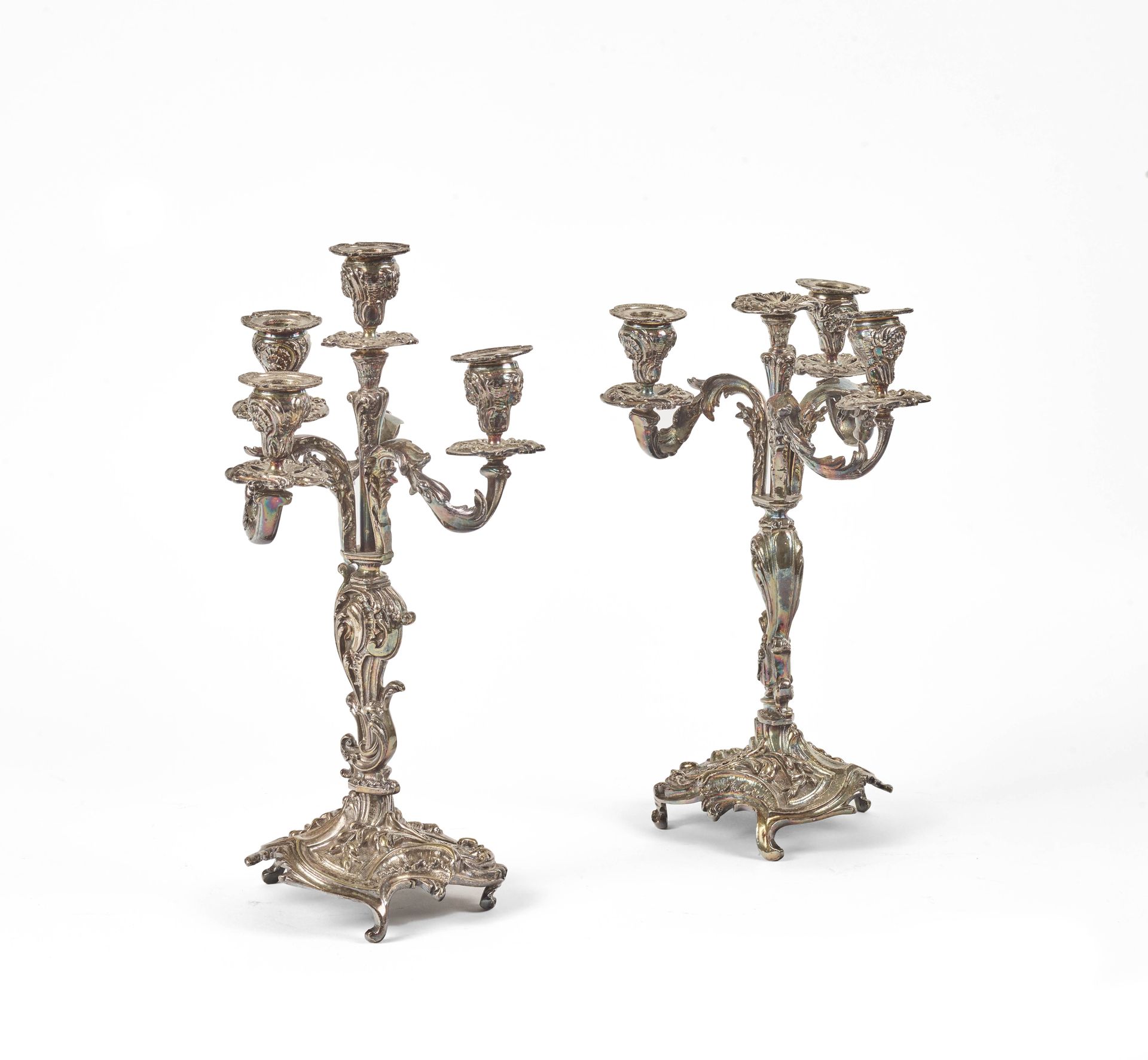 Null Paar versilberte Bronze-Kandelaber im Rocaille-Stil. 


H. 33 cm


(teilwei&hellip;