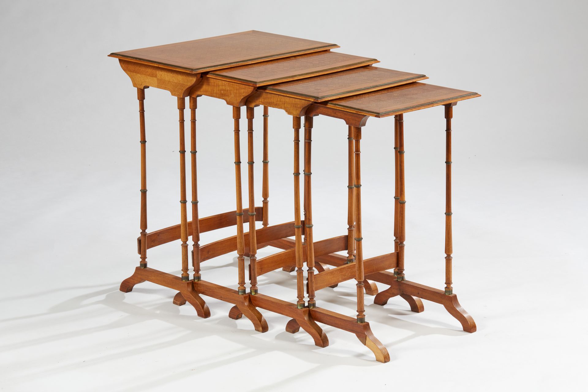 Null Suite de quatre tables gigognes en bois de placage marqueté de losanges et &hellip;