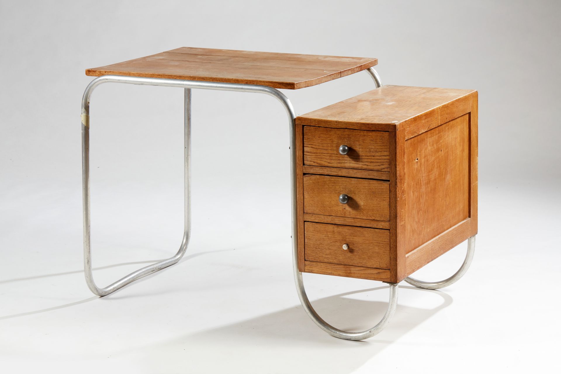 Null 现代主义风格的办公桌，管状桌腿和天然木材


75 x 107 x 66厘米


磨损，原样